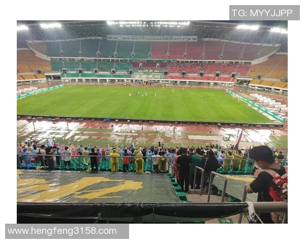 足球明星亲临工地现场展现不一样的魅力与风采引发粉丝热议